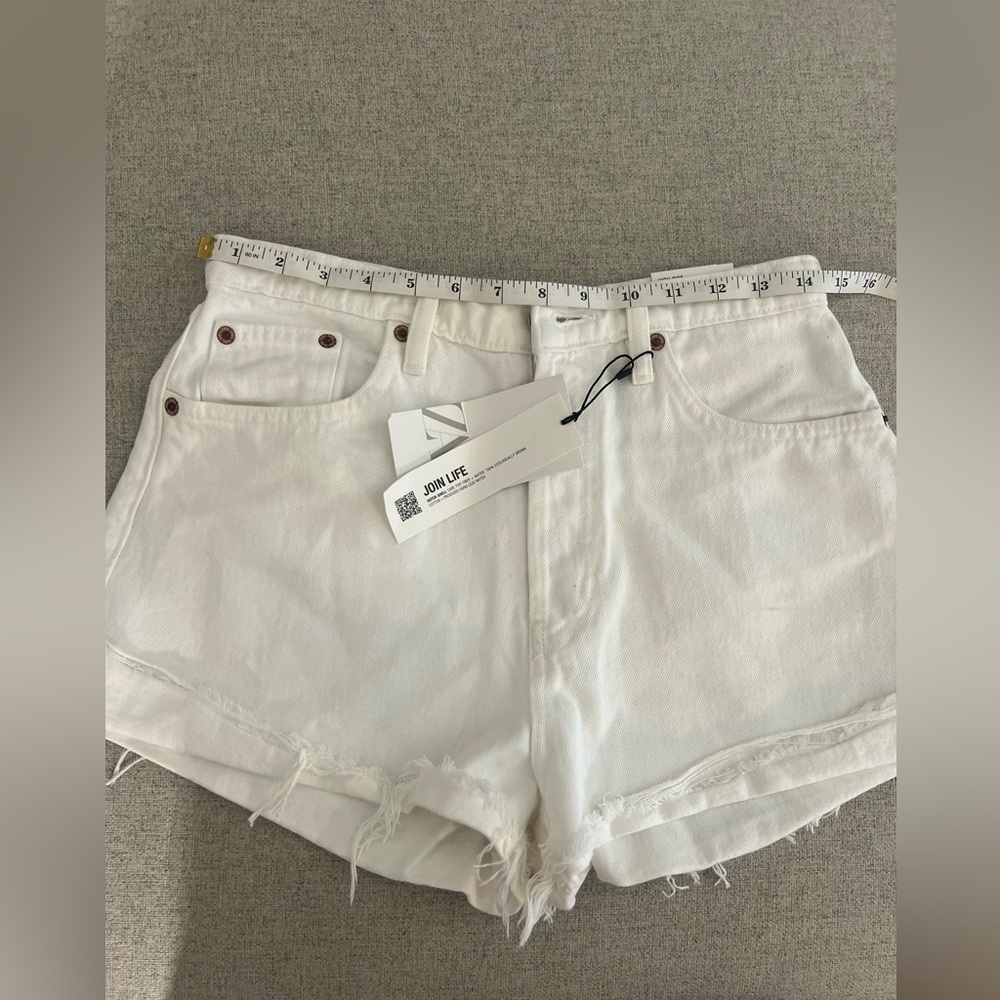 ZARA White High-Rise Denim Shorts | NWT | Size 6 - Picture 7 of 8